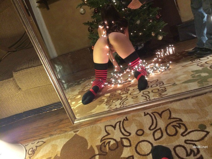 Explicit Nude Selfie: Amateur Girl Takes Naked Selfie Photo