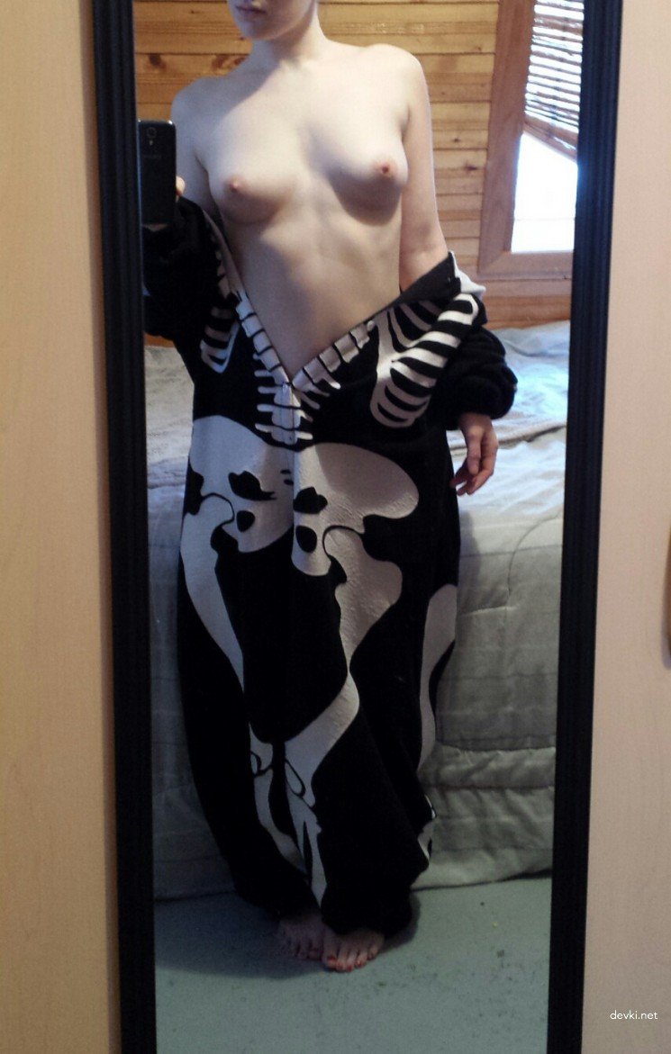 Top Erotic Nude Selfies of Young Girls: Explicit Amateur Photos