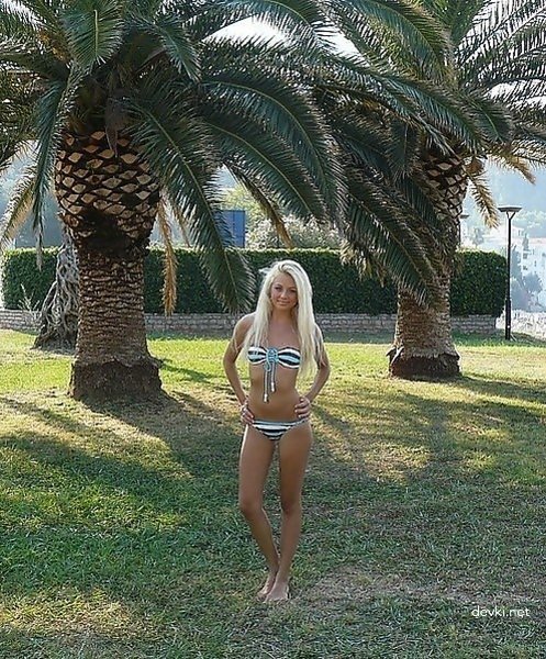 Young Beauty Captures Herself Naked - Amateur Nude Selfie Shoot