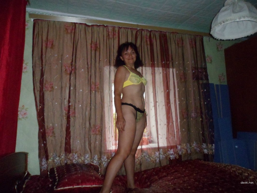 Completely Naked Amateur Photo: Explicit Russian Nude Selfie