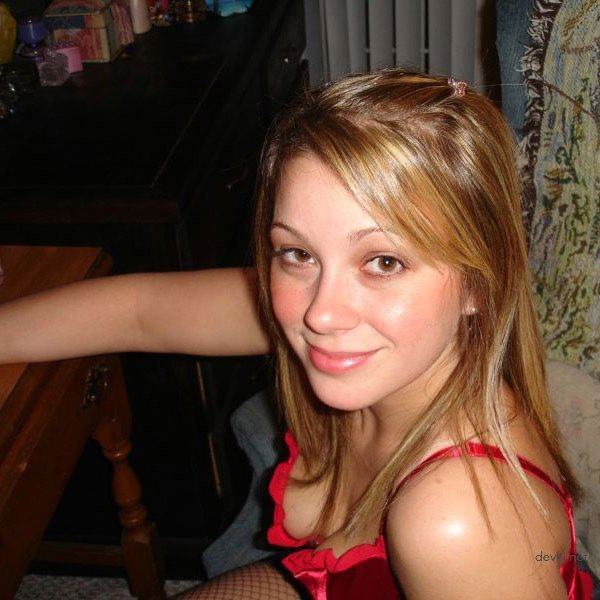 Amateur Photo: Sexy Girl with Natural Tits Shows Off - Explicit Content