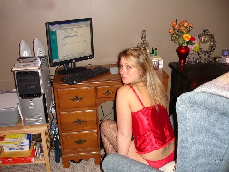 Amateur Photo: Sexy Girl with Natural Tits Shows Off - Explicit Content
