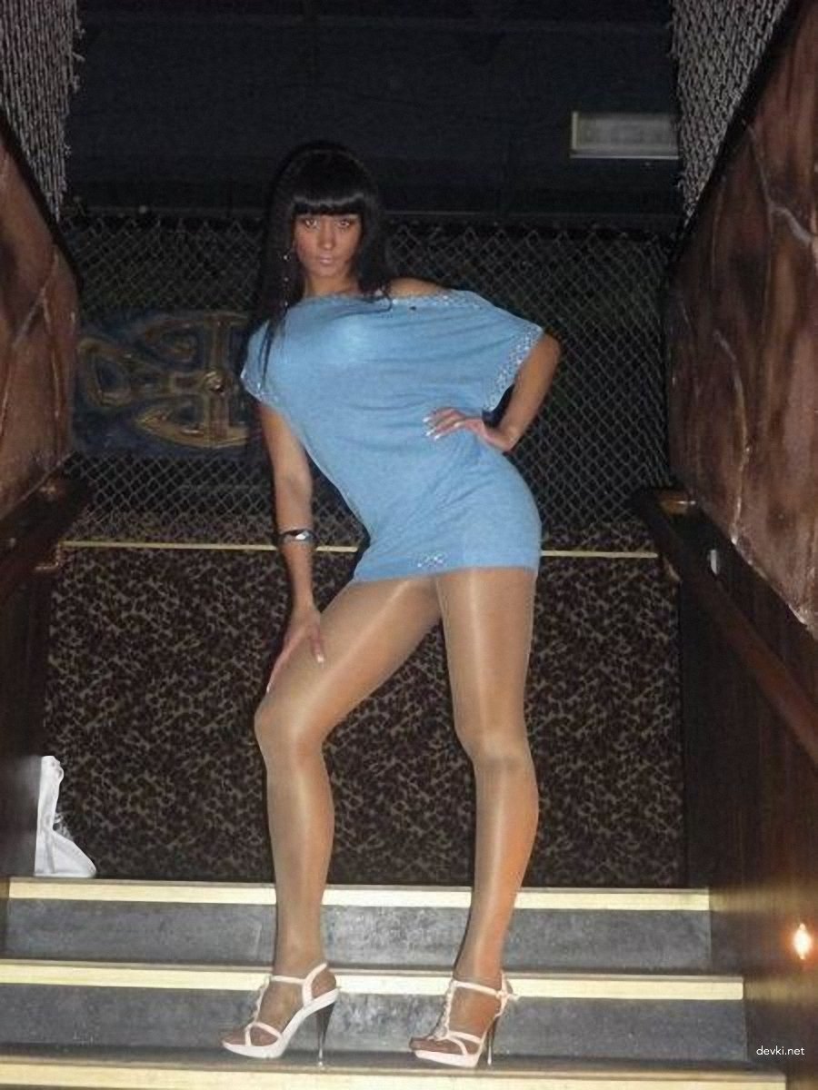 Young Girls' Intimate Amateur Photos: Explicit and Provocative Shots