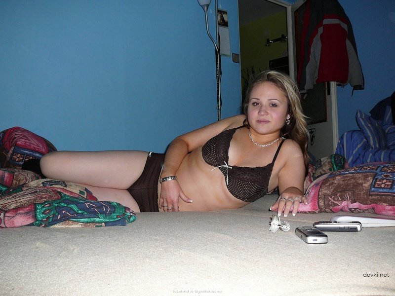 Amateur Busty Babe's Explicit Photos - Hot and Naughty XXX Pics