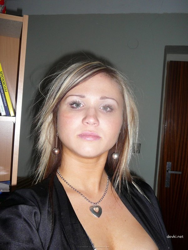 Amateur Busty Babe's Explicit Photos - Hot and Naughty XXX Pics