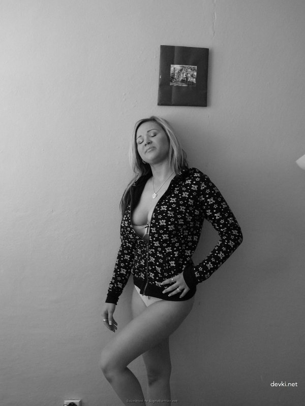 Amateur Busty Babe's Explicit Photos - Hot and Naughty XXX Pics