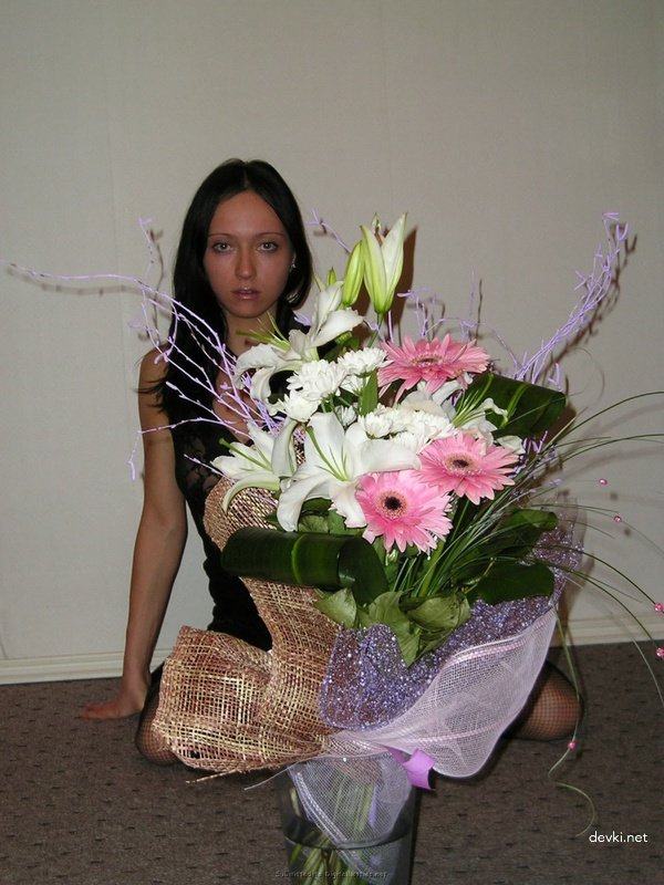 Sultry Brunette Vacation Babe Exposed: Amateur Photo Session