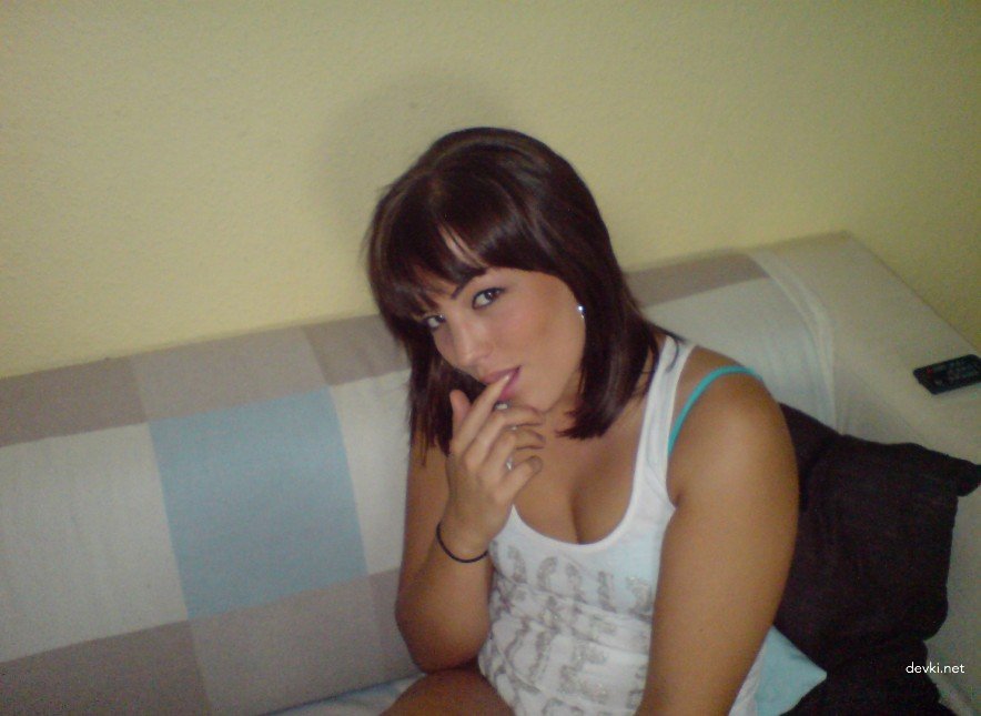 Amateur Teen Shows Shaved Pussy - Explicit Young Girl Exhibitionist Photo