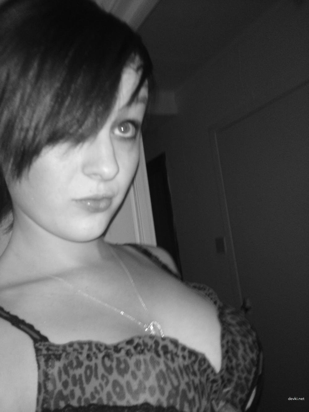 Hot Girl with Beautiful Boobs and Pussy Exposed in Amateur Photo