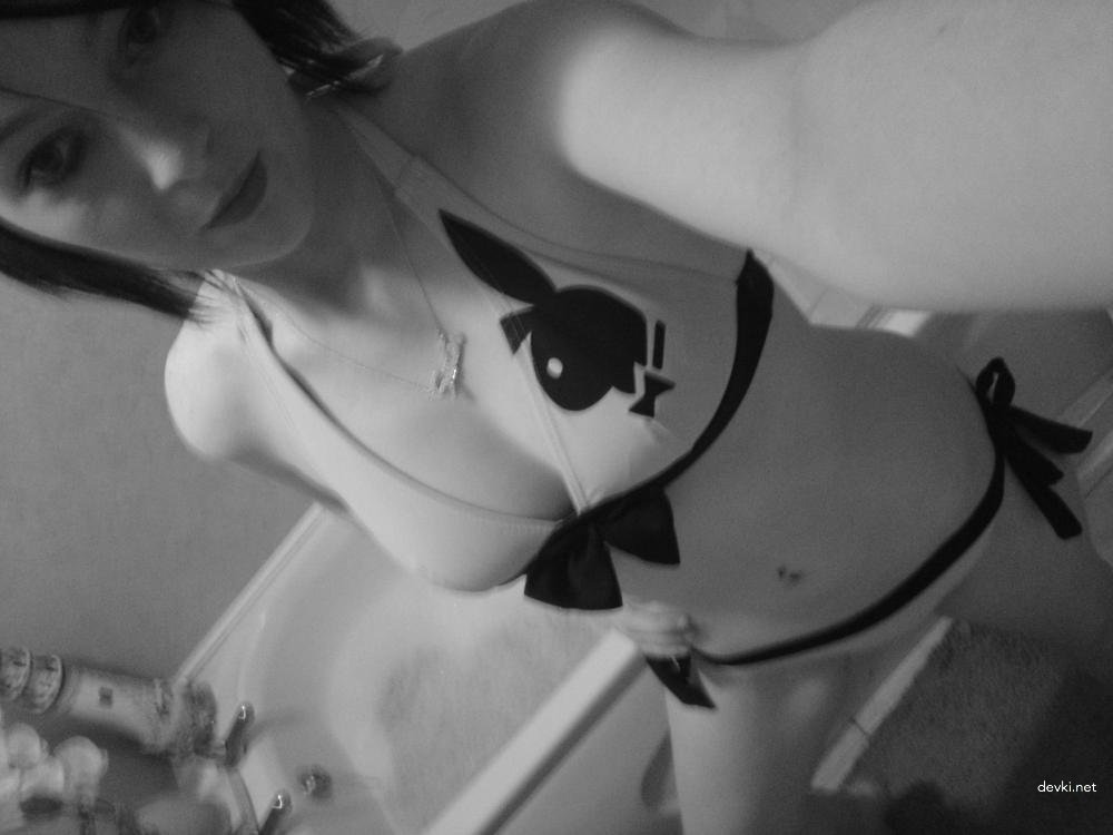 Hot Girl with Beautiful Boobs and Pussy Exposed in Amateur Photo