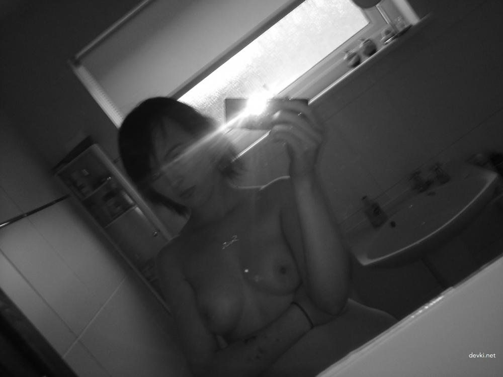Hot Girl with Beautiful Boobs and Pussy Exposed in Amateur Photo