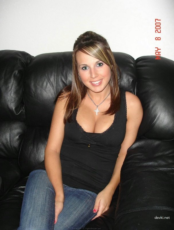 Hot Amateur Babe with Wet Pussy Exposed