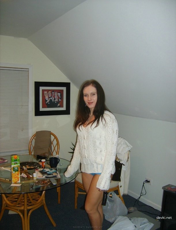 Man finger-fucking girlfriend's pussy - explicit amateur porn