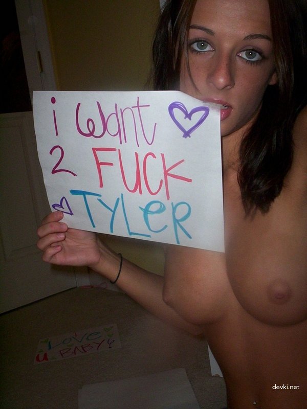 Hot Amateur Girlfriend Exposing Perfect Tits in Nude Photo