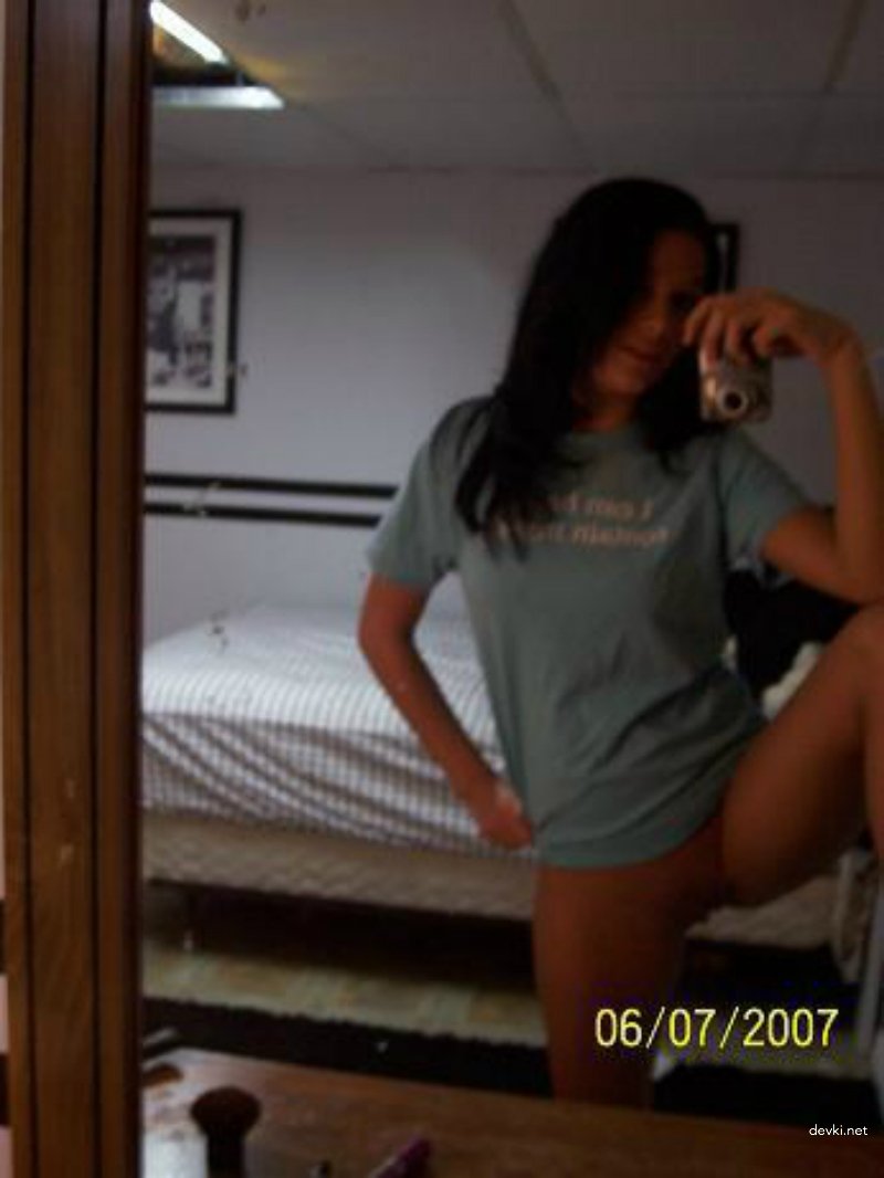 Amateur Teen Girl Home Photo: Explicit and Uncensored Young Girl Selfies