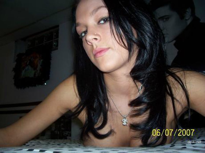 Amateur Teen Girl Home Photo: Explicit and Uncensored Young Girl Selfies