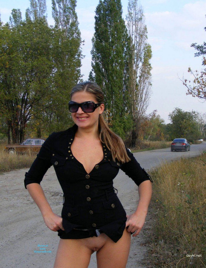 Amateur Girls Expose Their Pussies: Explicit Photos of Horny Sluts