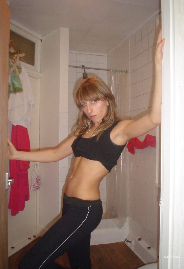 Naked Girl at Home: Explicit Amateur Photo Shoot with Nudity