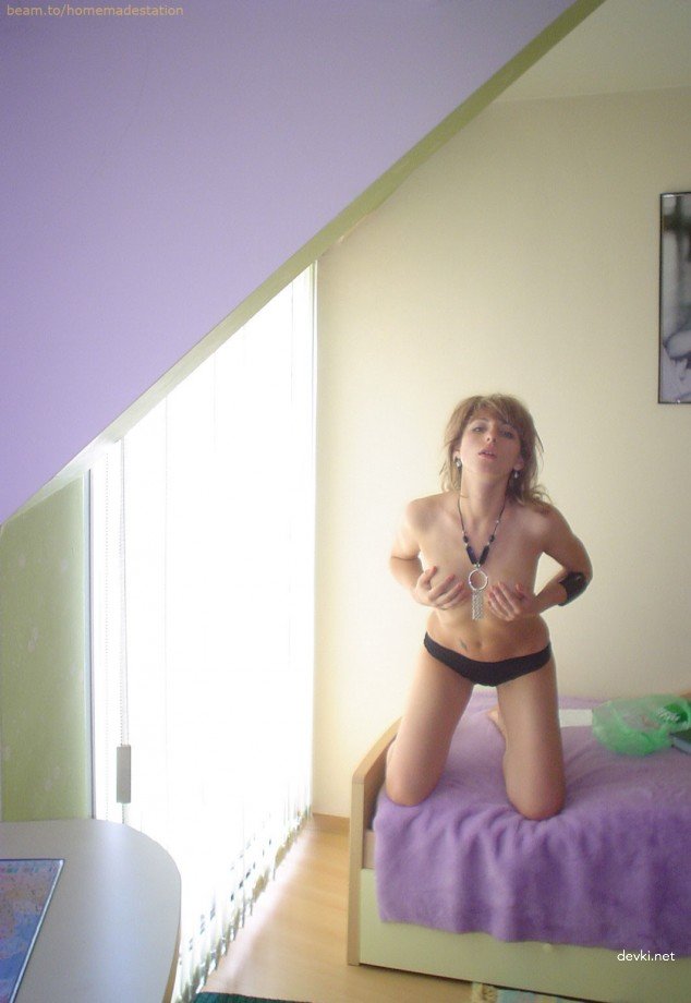 Naked Girl at Home: Explicit Amateur Photo Shoot with Nudity