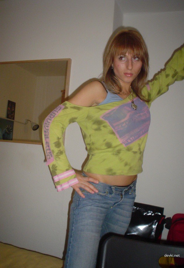 Naked Girl at Home: Explicit Amateur Photo Shoot with Nudity