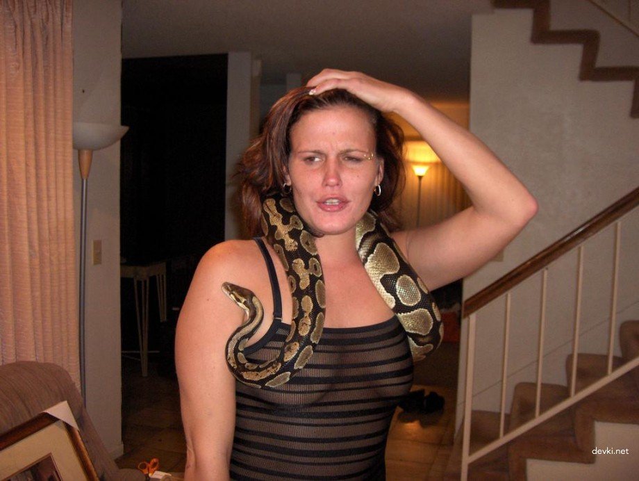 Naked MILF gets wild with snake in hot XXX action