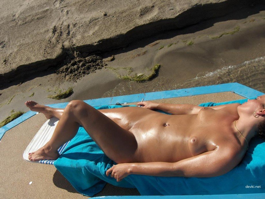 Naked MILF gets wild with snake in hot XXX action