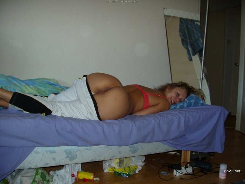 Drunk babe flaunts her pussy - Amateur explicit photo