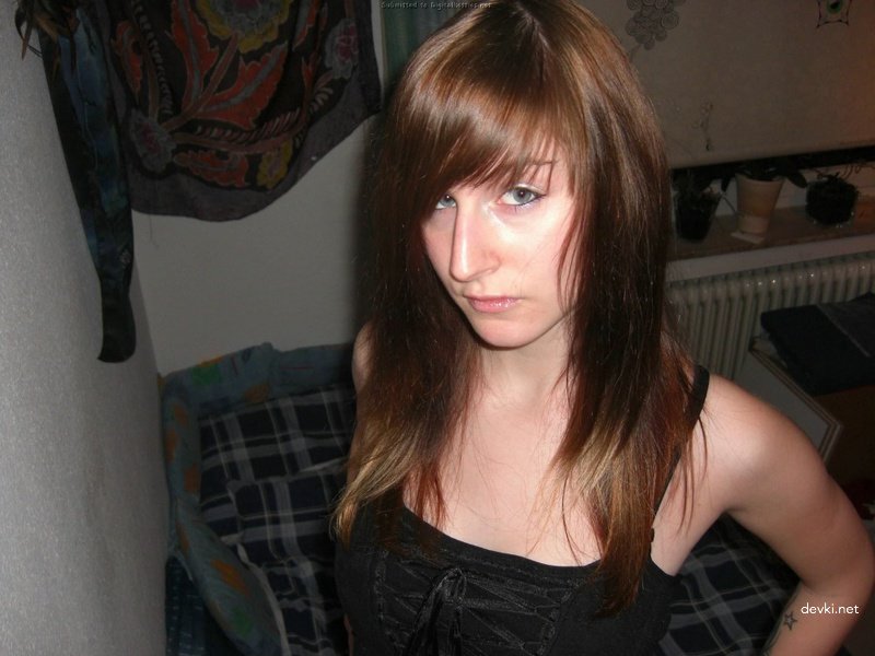 Amateur Girlfriend Pussy Show: Explicit Homemade Photo