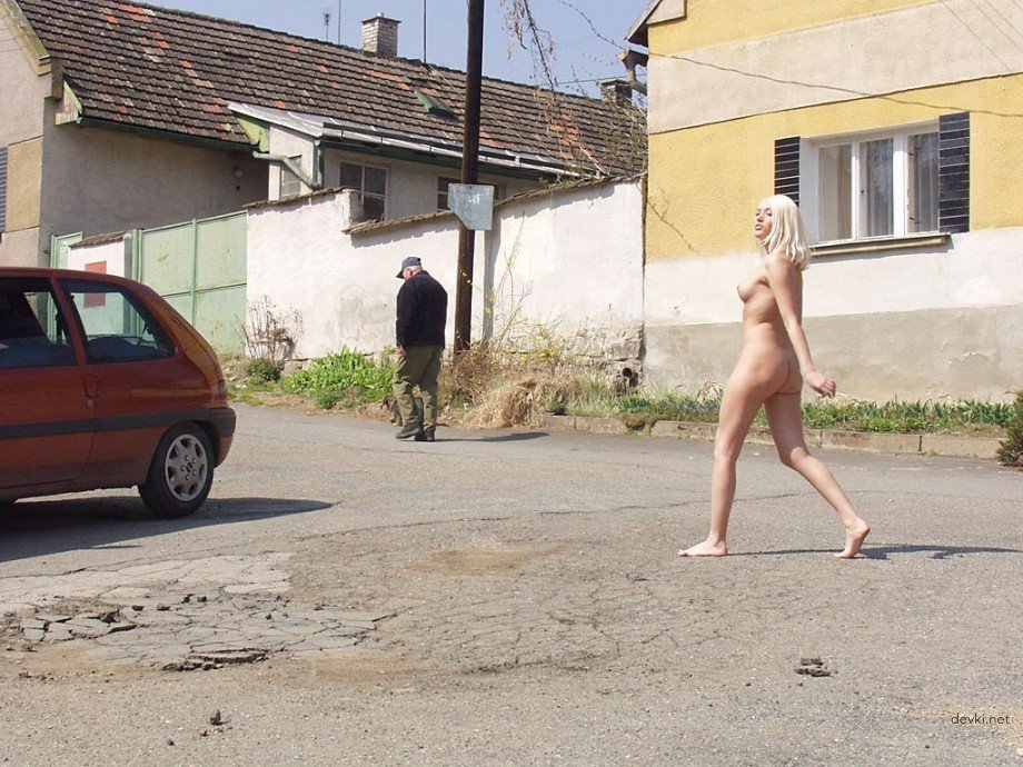 Hot Amateur Girl Strips in Public - Explicit Outdoor Undressing