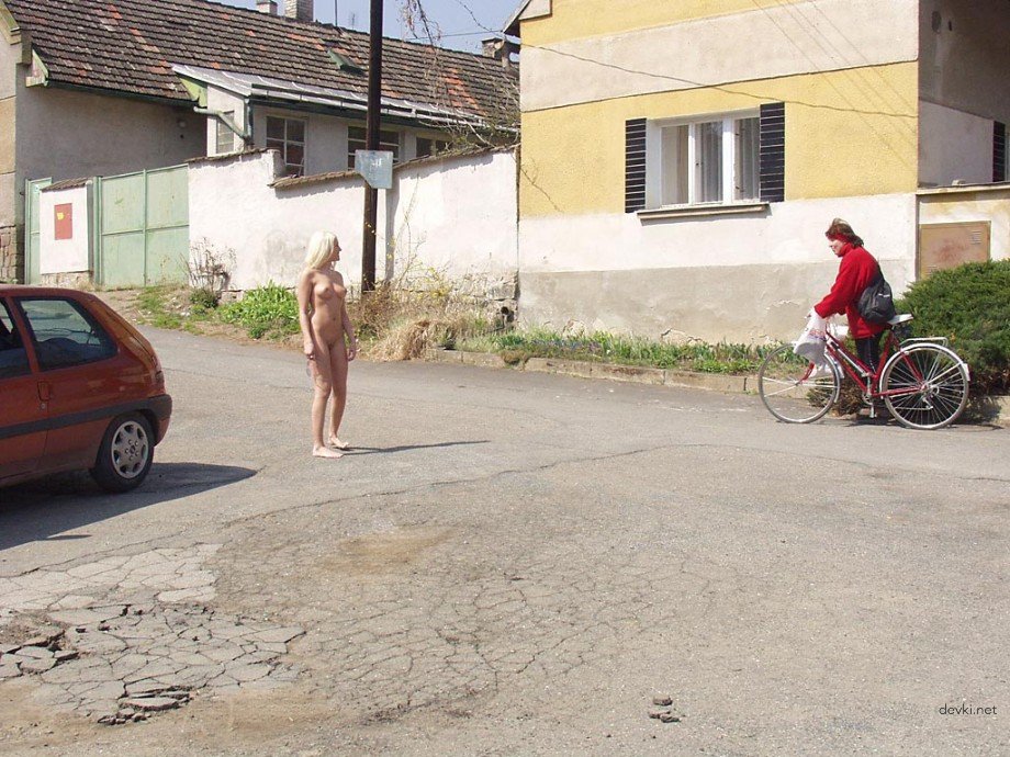 Hot Amateur Girl Strips in Public - Explicit Outdoor Undressing