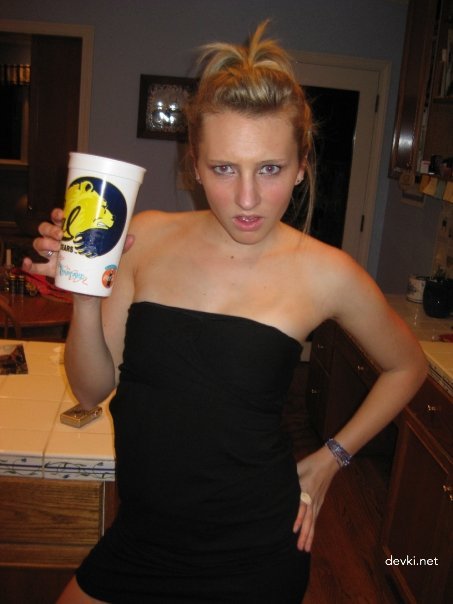 Guy Shares Explicit Amateur Photo of Girlfriend Online