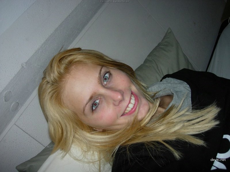 Explicit Amateur Photos: Petite Girl with Small Boobs - Personal Pictures