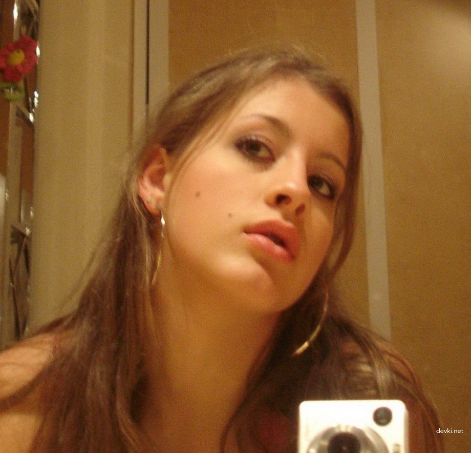 Private Photo of Sexy Amateur Girl: Explicit and Bold!