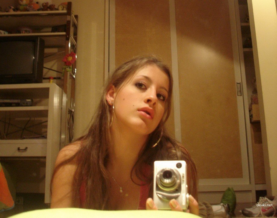 Private Photo of Sexy Amateur Girl: Explicit and Bold!
