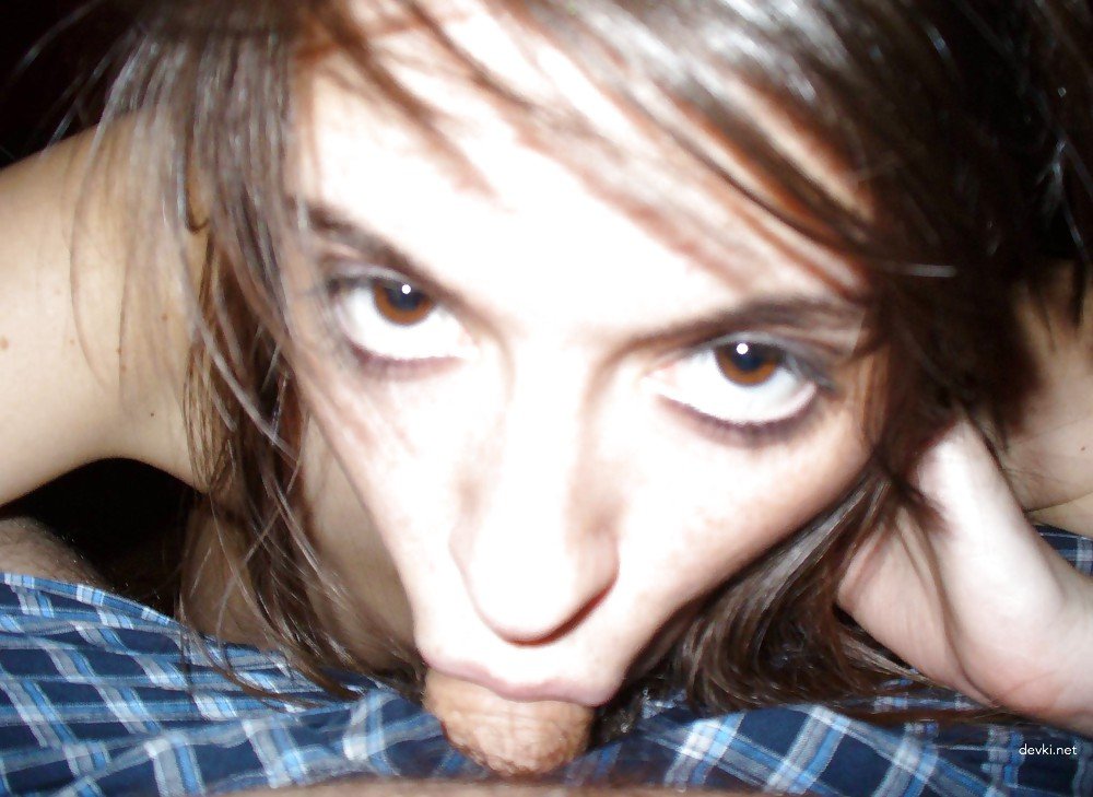 Hot babe with amazing ass gives blowjob