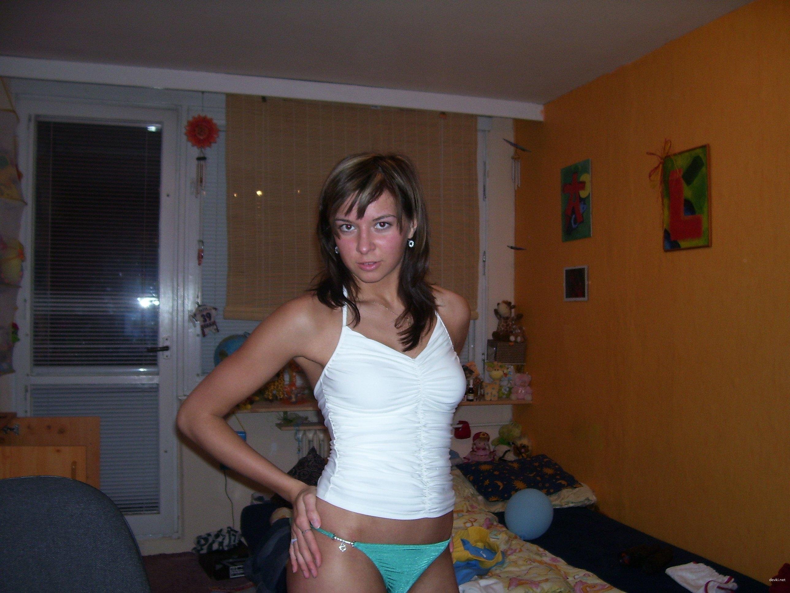 Sexy Girl Poses Naked in Bath - Amateur Bathroom Photoshoot