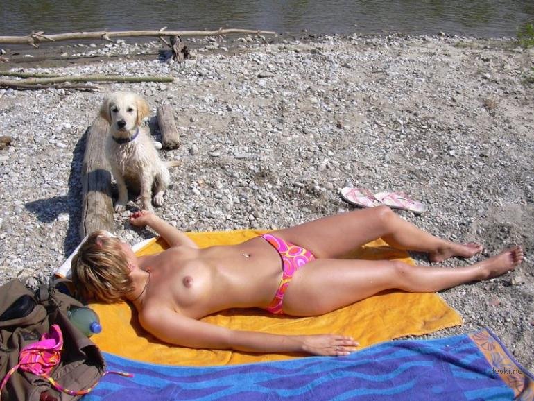 Topless Beach Babe: Explicit Amateur Girl Sunbathing