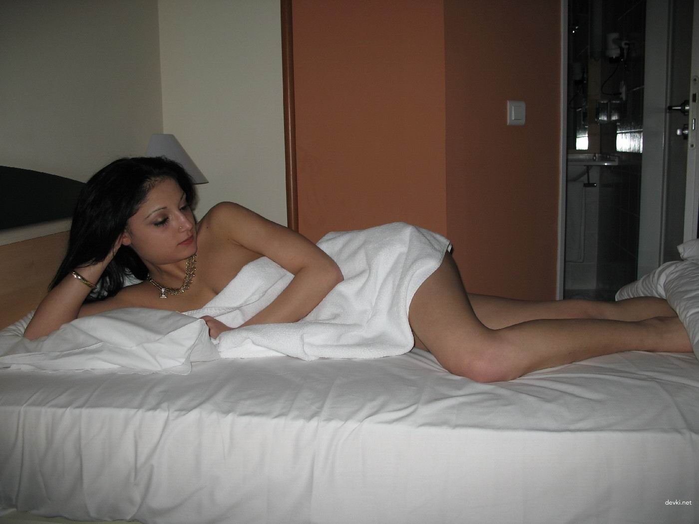 Sexy Amateur Photo: Stunning Girl Poses Explicitly