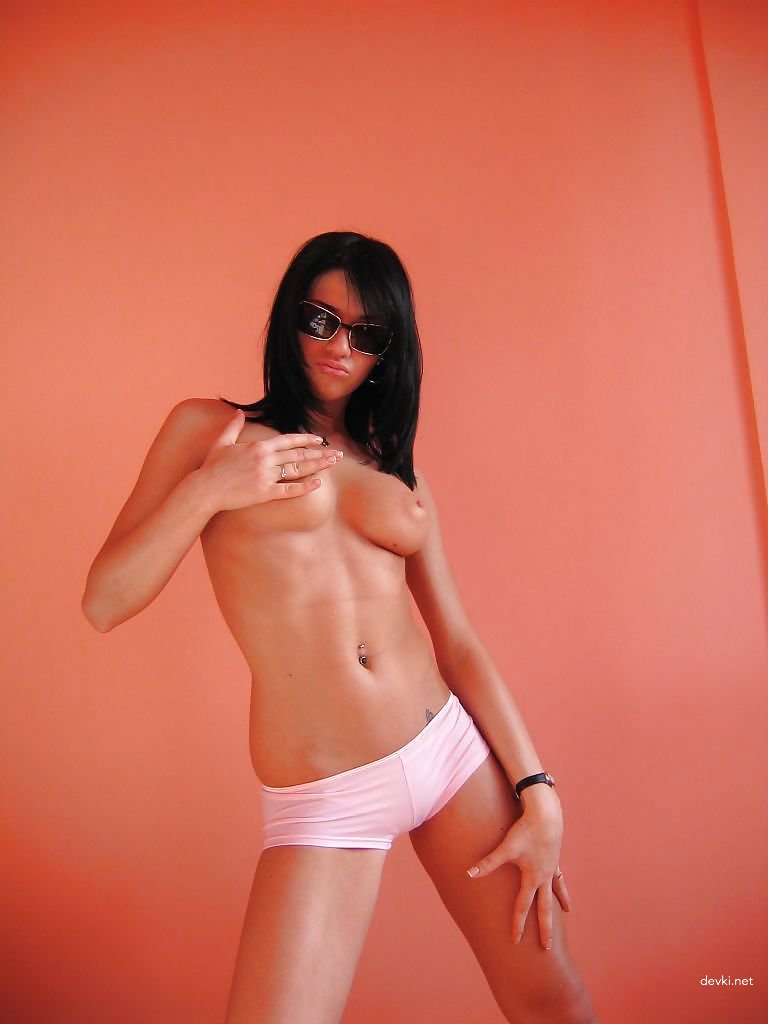 Sexy Topless Girl Poses Amateurishly - Explicit Nude Photo Shoot