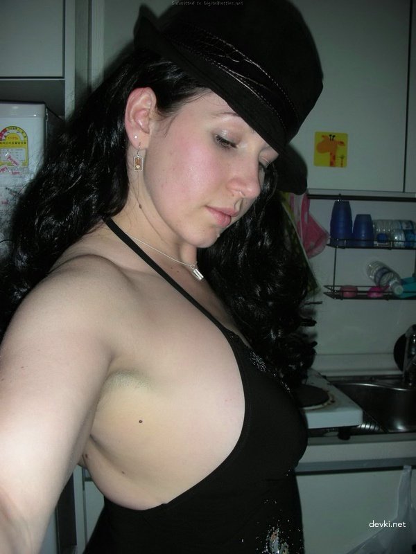 Explicit Nude Photos of Brunette Amateur - Intimate Naked Shots