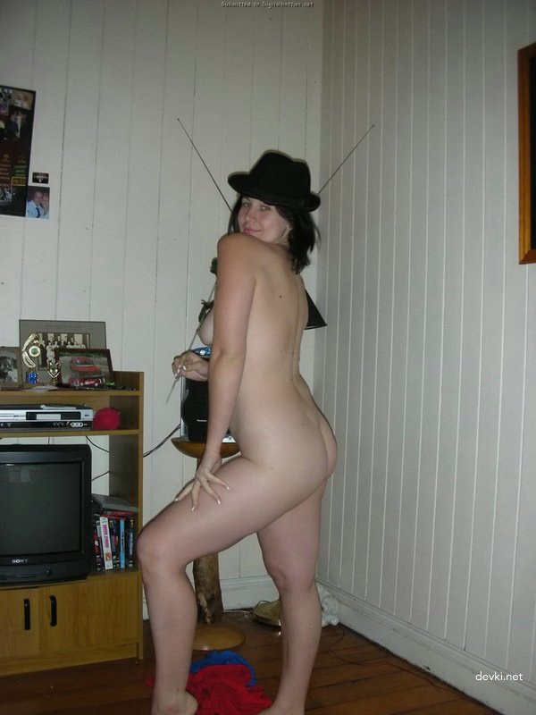 Explicit Nude Photos of Brunette Amateur - Intimate Naked Shots