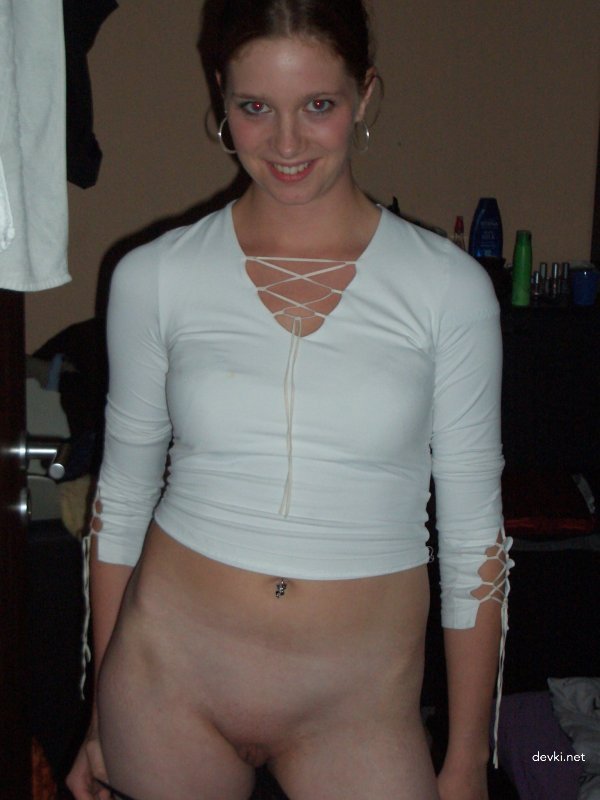 Amateur Teen Shows Off Shaved Pussy in Explicit Photo