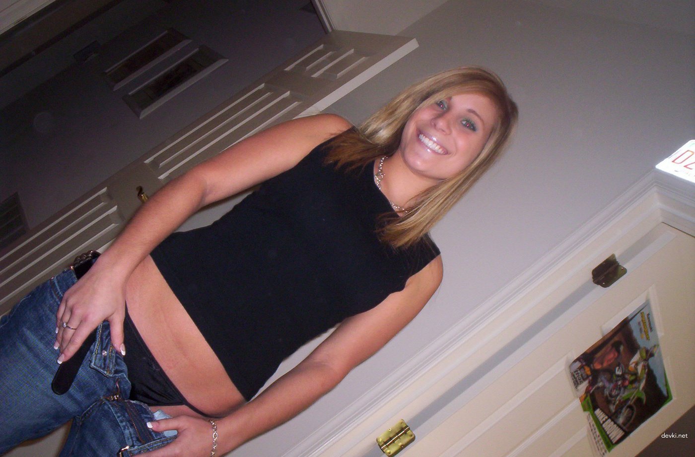 Sexy amateur spreads her pussy with fingers - Explicit amateur photo