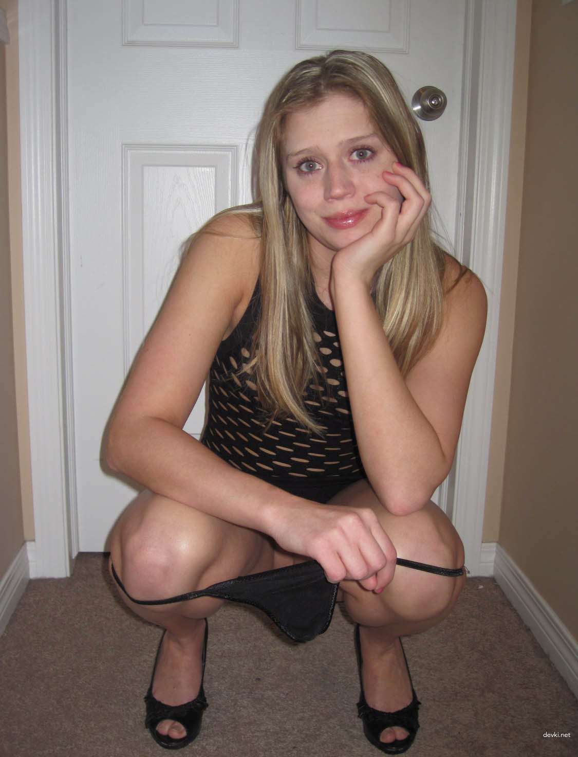 Explicit Amateur Girl Erotica - Pantyless Beauty in Private Photo