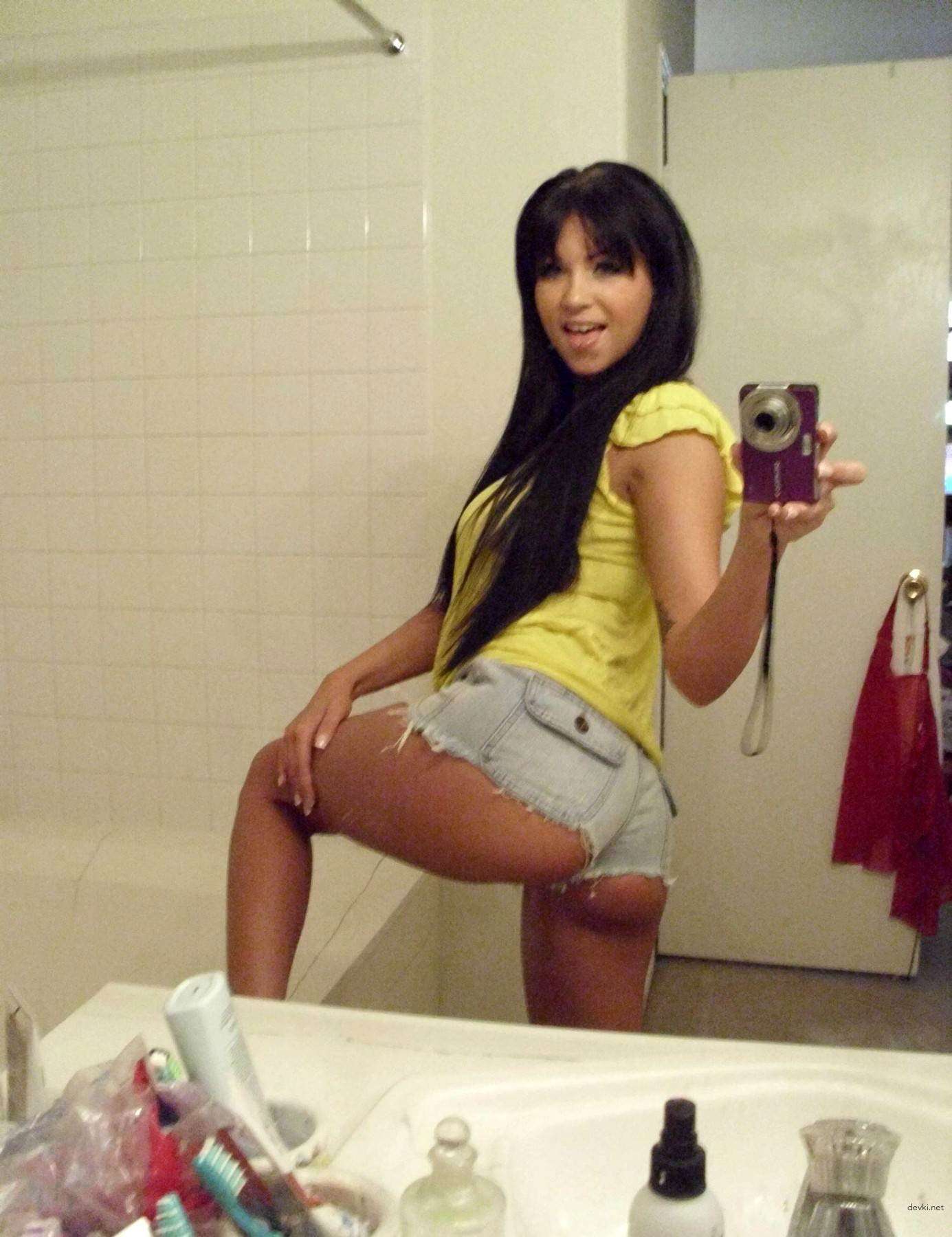 Amateur Busty Beauty in Front of Mirror: Explicit Photo