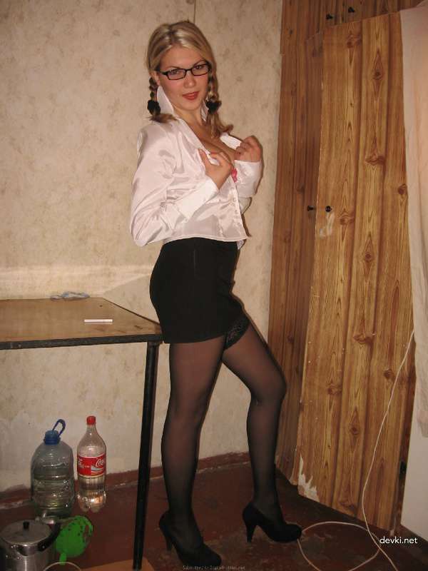 Sexy Girlfriend with Curvy Body in Stockings - Amateur Explicit Photo
