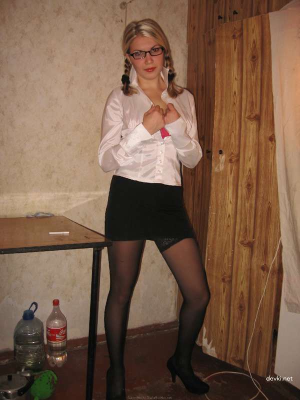 Sexy Girlfriend with Curvy Body in Stockings - Amateur Explicit Photo