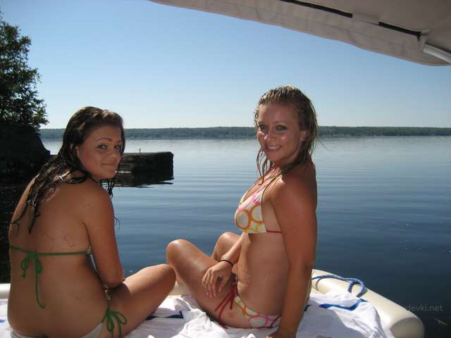Private Vacation Girl Amateur Photo: Explicit Beach Bikini Picture