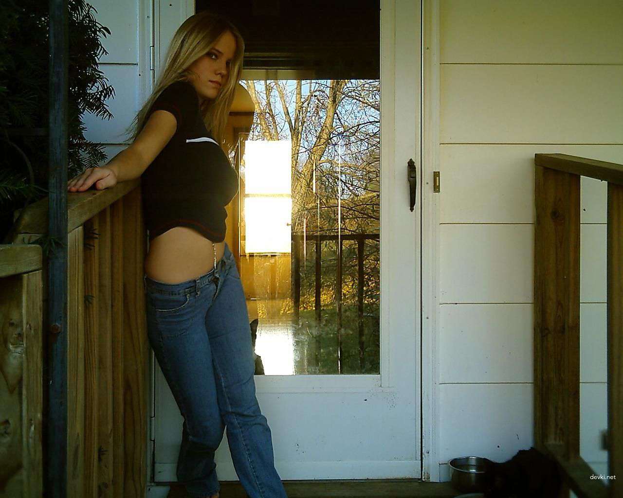 Hot Amateur Girl with Amazing Tits Exposed in Photoshoot