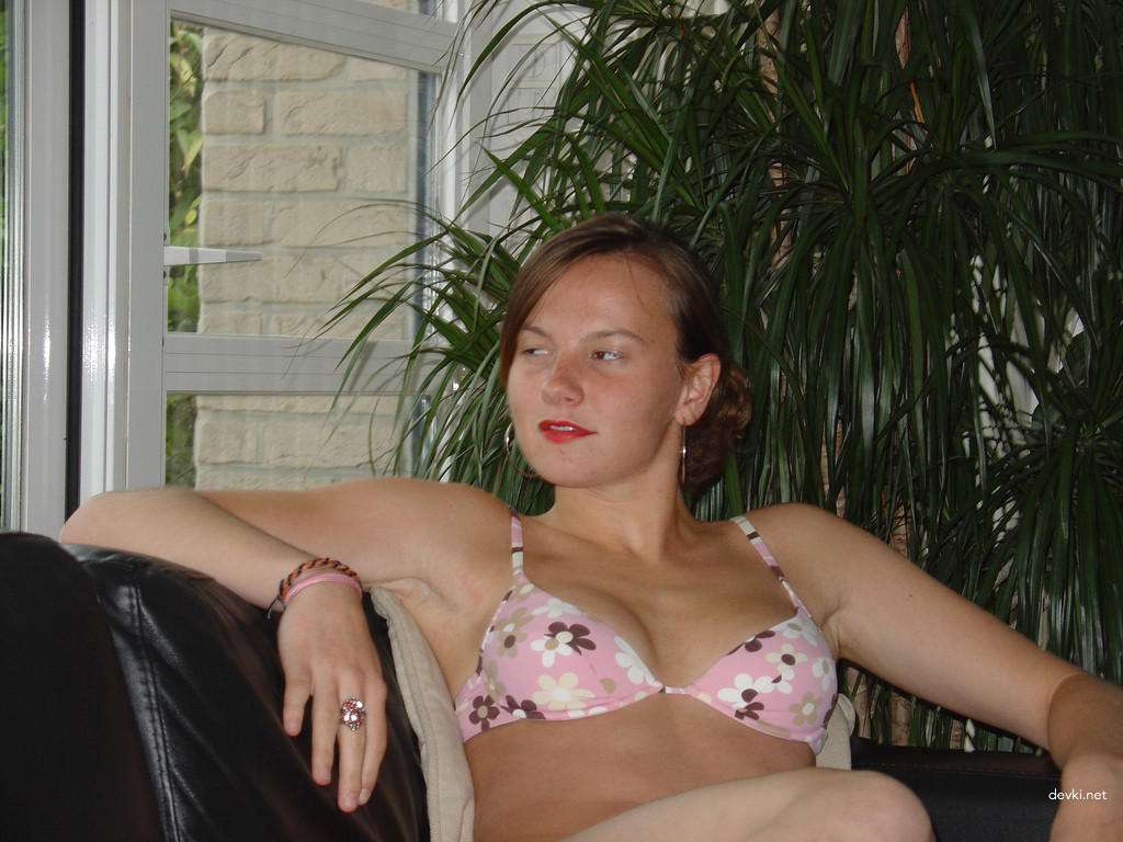 Explicit Nude Amateur Girl Photo: Naked Young Woman Exposed